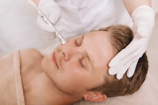 Close Cliente Masculino Descontraído Recebendo Tratamento Facial Cuidados Com Pele — Fotografia de Stock