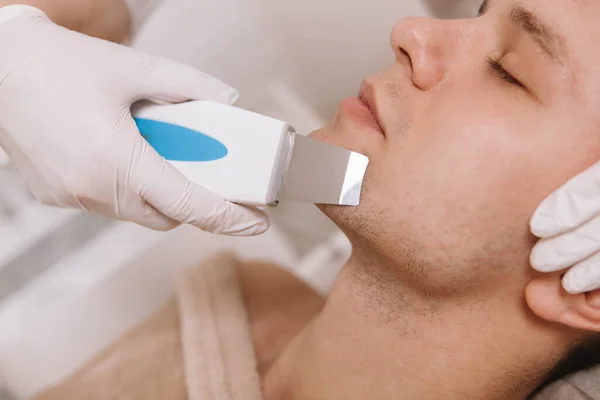 Primer Plano Joven Que Somete Procedimiento Limpieza Facial Por Ultrasonido —  Fotos de Stock