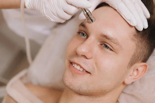 Bonito Homem Feliz Desfrutando Tratamento Facial Cuidados Com Pele Por — Fotografia de Stock