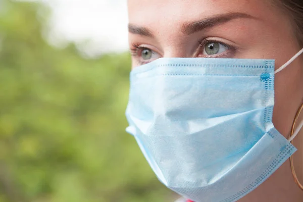 Появилась Вблизи Женщины Медицинской Маске Задумчиво Смотрящей Сторону Коронавирусная Пандемия — стоковое фото