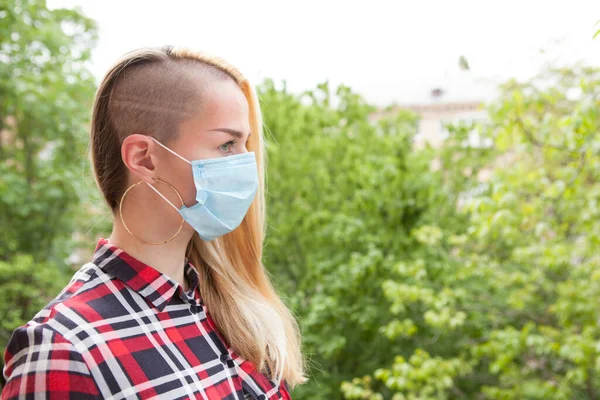 Mujer Caminando Parque Usando Máscara Protectora Facial Espacio Para Copiar —  Fotos de Stock