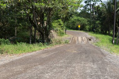 toprak yol küçük köprü ile