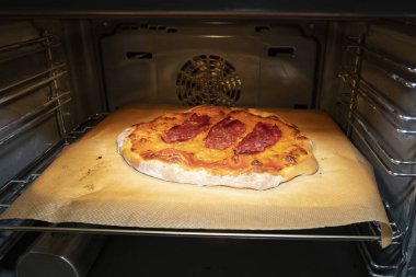 Domates soslu ev yapımı pizza hamuru ve fırında mozzarella. 