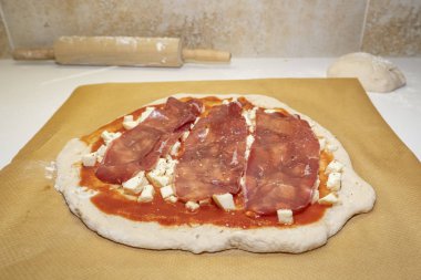 Domates soslu ev yapımı pizza hamuru ve fırında mozzarella. 