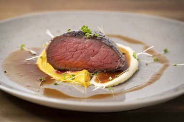 Mükemmel pişmiş orta pişmiş biftek, bir parça kesilmiş et.