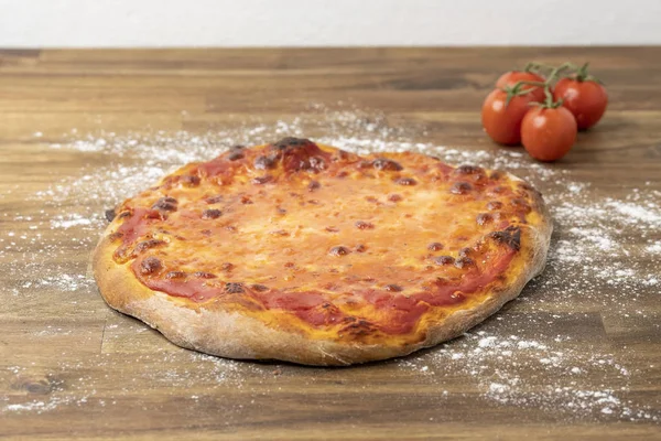 Pizza margherita fatta in casa con salsa di pomodoro, mozzarella, servita — Foto Stock