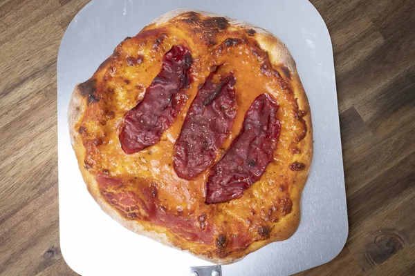 Zelfgemaakt pizza deeg met tomatensaus en mozzarella op het bakken — Stockfoto