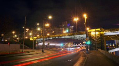 Yol ve köprü şehrin orta kısmında
