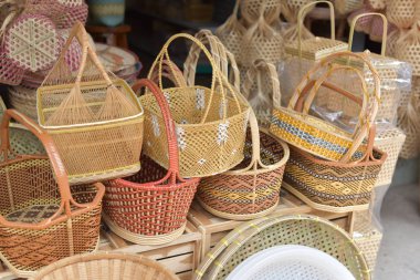 sepetleri salonu yaptı. Orada birçok tür bir bambu yapılmış sepet. Sepeti hasır Tay handmade.it dokuma bambu olduğu için arka plan dokusu. Geleneksel Tay dokuma hasır doku.