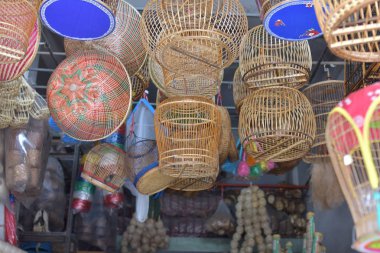 sepetleri salonu yaptı. Orada birçok tür bir bambu yapılmış sepet. Sepeti hasır Tay handmade.it dokuma bambu olduğu için arka plan dokusu. Geleneksel Tay dokuma hasır doku.