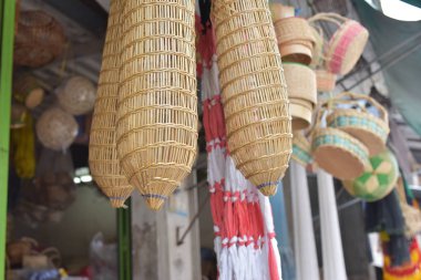 sepetleri salonu yaptı. Orada birçok tür bir bambu yapılmış sepet. Sepeti hasır Tay handmade.it dokuma bambu olduğu için arka plan dokusu. Geleneksel Tay dokuma hasır doku.