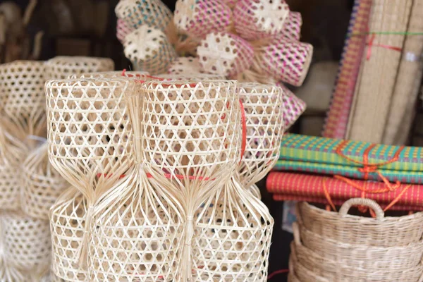 バスケット ショップを作った 竹製のバスケットの多くの種類があります 枝編み細工品バスケットはタイ Handmade は編まれたタケの背景のテクスチャ 伝統的なタイの編まれたわらテクスチャ — ストック写真