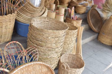 sepetleri salonu yaptı. Orada birçok tür bir bambu yapılmış sepet. Sepeti hasır Tay handmade.it dokuma bambu olduğu için arka plan dokusu. Geleneksel Tay dokuma hasır doku.
