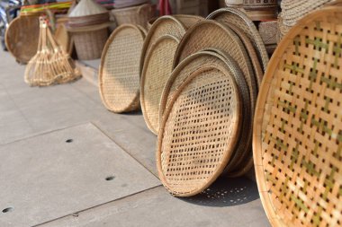 Sepeti hasır Tay el yapımı olduğunu. dokuma bambu olduğunu doku arka plan ve tasarım için. Geleneksel Tay dokuma hasır doku.