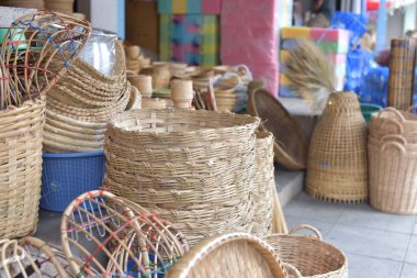 Sepeti hasır Tay el yapımı olduğunu. dokuma bambu olduğunu doku arka plan ve tasarım için. Geleneksel Tay dokuma hasır doku.