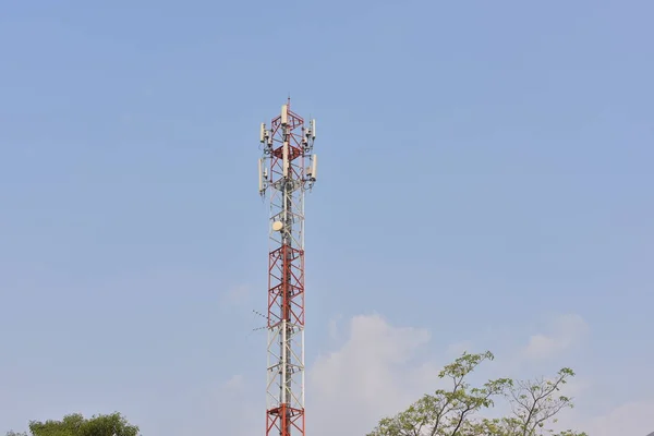 Antena Comunicare Wireless Cerul Luminos Răsărit Turnul Telecomunicații Antene — Fotografie, imagine de stoc