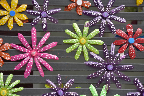 Искусственные красочные цветы на заднем плане
