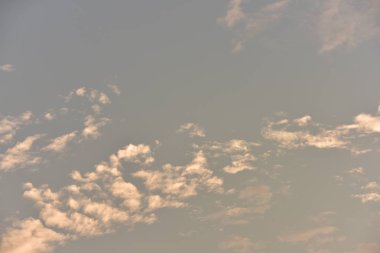 Güzel gökyüzü ve altın bulutlar. Ve dağ güneş doğmadan önce. Sabah erken. 