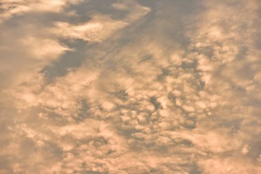 Güzel gökyüzü ve altın bulutlar. Ve dağ güneş doğmadan önce. Sabah erken. 