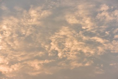 Güzel gökyüzü ve altın bulutlar. Ve dağ güneş doğmadan önce. Sabah erken. 