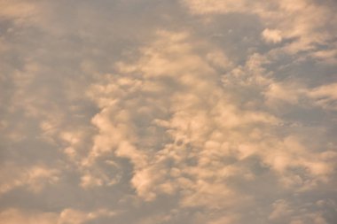 Güzel gökyüzü ve altın bulutlar. Ve dağ güneş doğmadan önce. Sabah erken. 