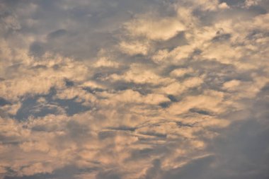 Güzel gökyüzü ve altın bulutlar. Ve dağ güneş doğmadan önce. Sabah erken. 