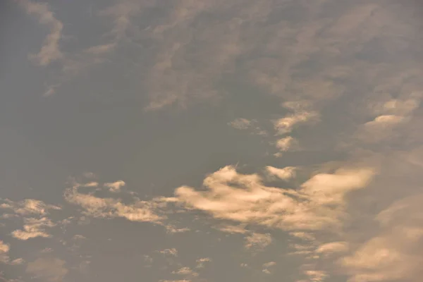 Güzel Gökyüzü Altın Bulutlar Dağ Güneş Doğmadan Önce Sabah Erken — Stok fotoğraf
