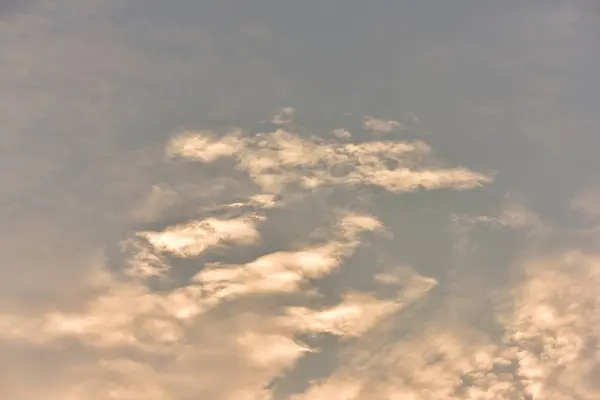 Schöner Himmel Und Goldene Wolken Und Berge Vor Sonnenaufgang Frühmorgens — Stockfoto