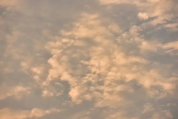 Schöner Himmel Und Goldene Wolken Und Berge Vor Sonnenaufgang Frühmorgens — Stockfoto