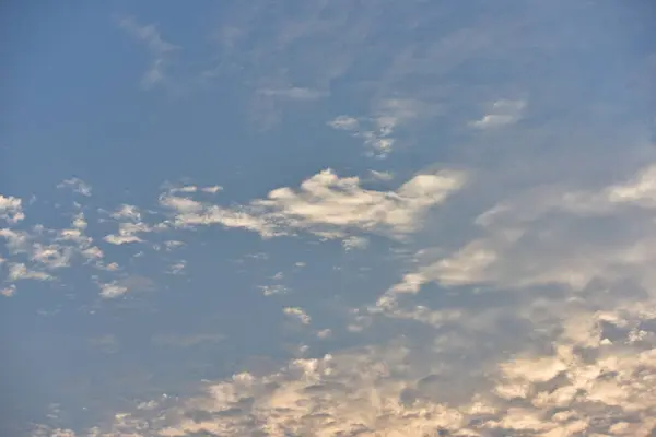 Gökyüzü Bulutlar Bir Arka Plan Görüntüsü Olarak Güzel — Stok fotoğraf