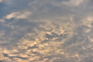 Gökyüzü mavi ve altın sarı sky.the ilk gününde son saat ile beautiful.sunset bulutlar vardır