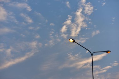 Güzel bulutlu mavi gökyüzü