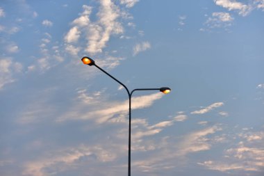 Gökyüzü ve bulutlar bir arka plan görüntüsü olarak güzel.