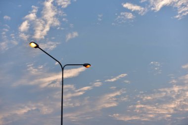 Gökyüzü ve bulutlar bir arka plan görüntüsü olarak güzel.