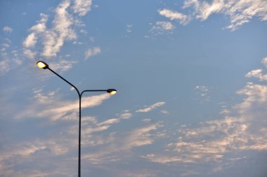 Gökyüzü arka planında gündüz parlayan lamba