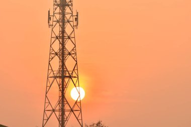 Kablosuz iletişim anteni ile parlak gökyüzü. Turuncu gökyüzü antenler ile telekomünikasyon Kulesi.