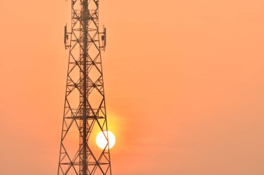 Uydu iletişim anteni gündoğumu ile teknoloji background.silhouette uydu kule Telekom ağ günbatımı iletişim teknoloji ağı silüeti