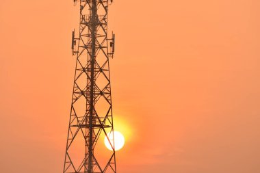 Kablosuz iletişim anteni ile parlak gökyüzü. Turuncu gökyüzü antenler ile telekomünikasyon Kulesi.