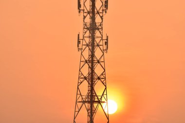 Uydu iletişim anteni gündoğumu ile teknoloji background.silhouette uydu kule Telekom ağ günbatımı iletişim teknoloji ağı silüeti