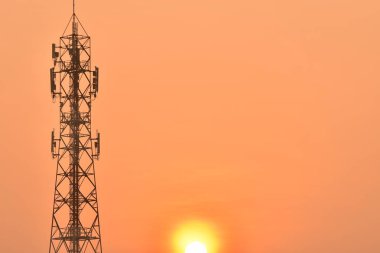 Uydu iletişim anteni gündoğumu ile teknoloji background.silhouette uydu kule Telekom ağ günbatımı iletişim teknoloji ağı silüeti