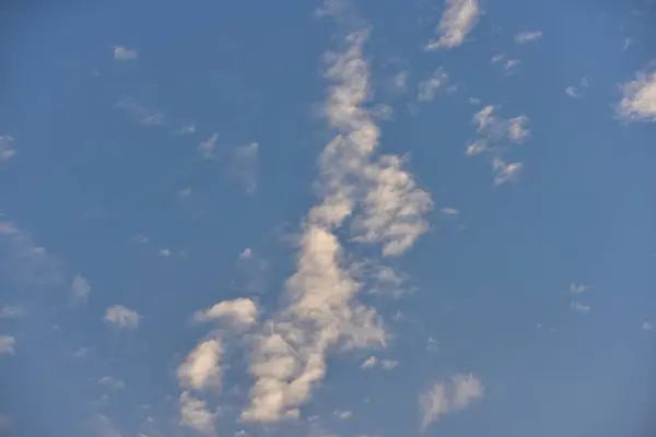 Blauwe Lucht Met Prachtige Wolken — Stockfoto