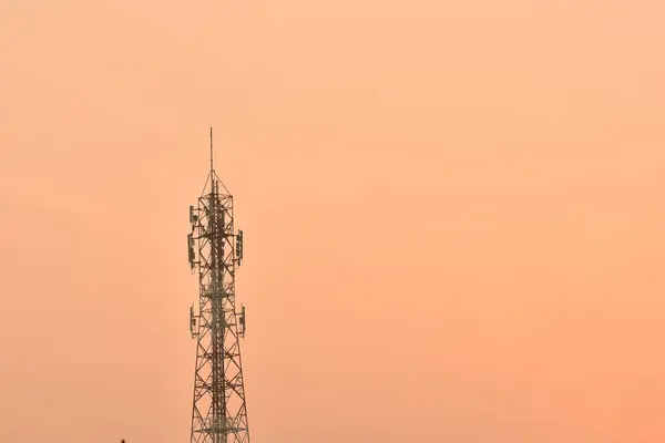 Silueta Antena Comunicación Por Satélite Con Amanecer Tecnología Background Silhouette — Foto de Stock