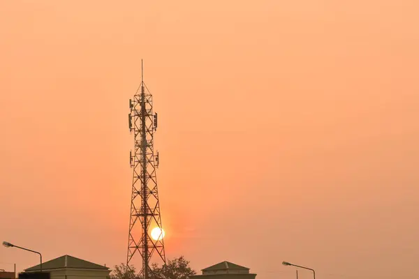 Bezdrátové Komunikační Anténa Jasnou Oblohou Telekomunikační Věž Anténami Oranžové Nebe — Stock fotografie