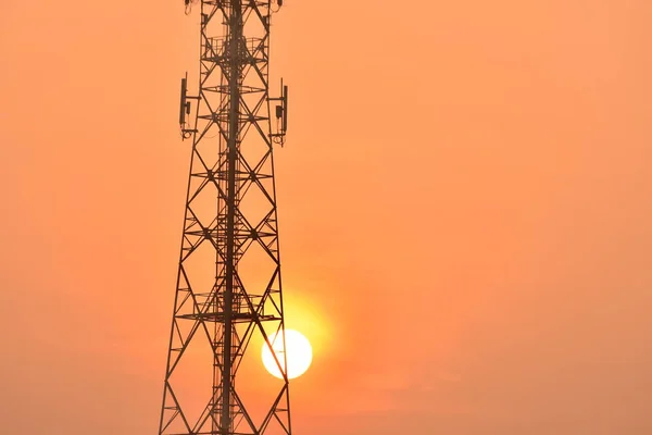 明亮的天空无线通信天线 电信塔与天线与橙色天空 — 图库照片
