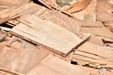 Eski ahşap panoları, küçük ve büyük parçalar. Çöp üzerinde eski bina koymak, arka plan resmi kullan.