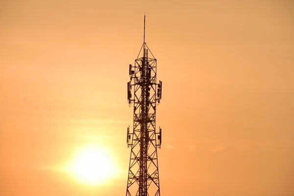 Antena Comunicação Sem Fio Com Nascer Sol Céu Brilhante Torre — Fotografia de Stock