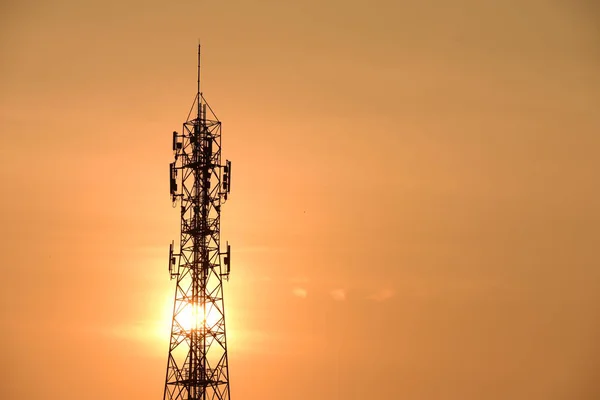 Antena Comunicação Sem Fio Com Nascer Sol Céu Brilhante Torre — Fotografia de Stock