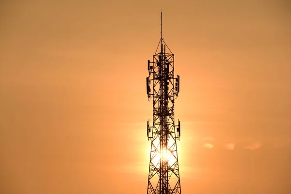 Antenna Comunicazione Senza Fili Con Cielo Luminoso All Alba Torre — Foto Stock