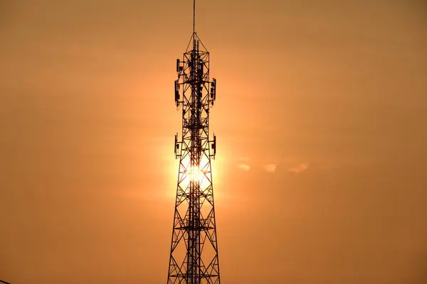 Funkantenne Mit Sonnenaufgang Hell Himmel Telekommunikationsturm Mit Antennen Mit Orangefarbenem — Stockfoto