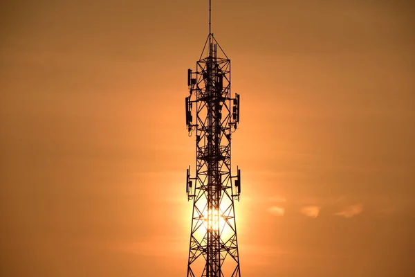 无线通信天线与日出明亮的天空 带有橙色天空天线的通信塔 — 图库照片
